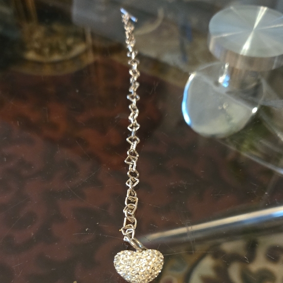 Elegant Silver Heart Pendant Necklace - Picture 3 of 7
